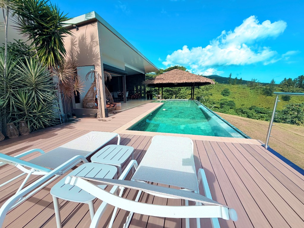 Piscine à débordement et vue sur la vallée