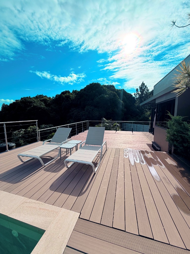 Terrasse en bois et transats